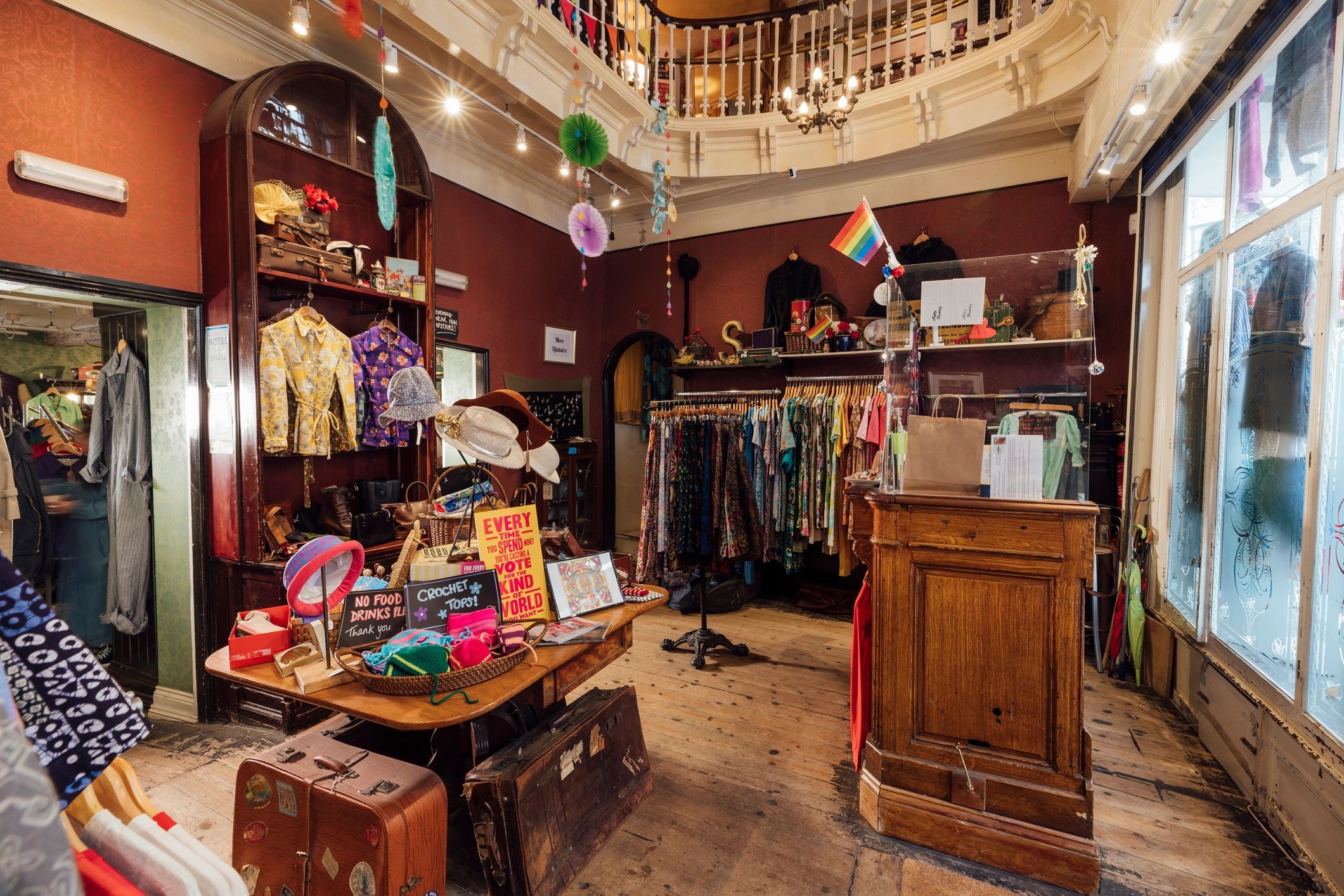 Tienda de antigüedades con exhibición de objetos decorativos
